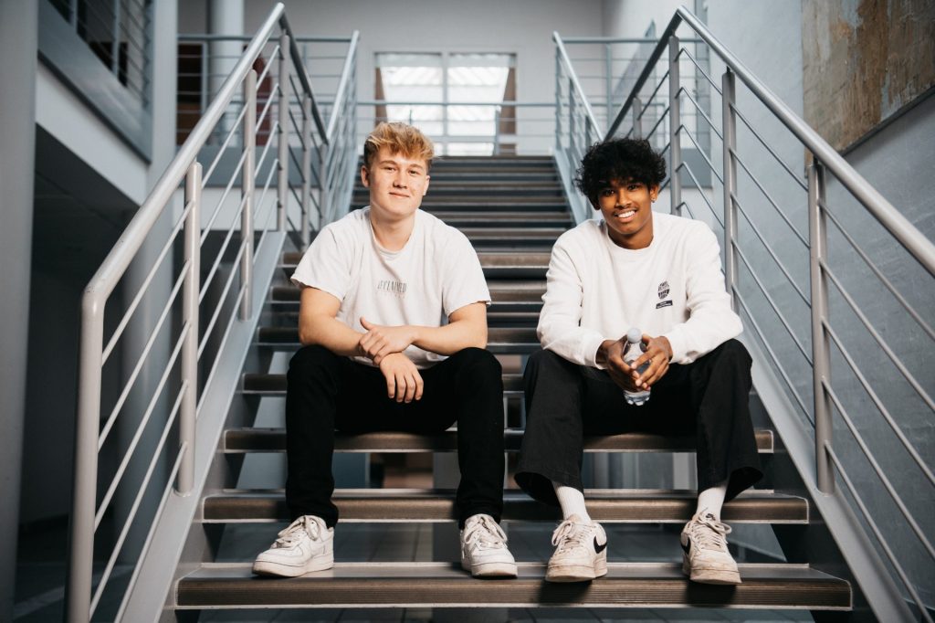 2 drenge på trappe