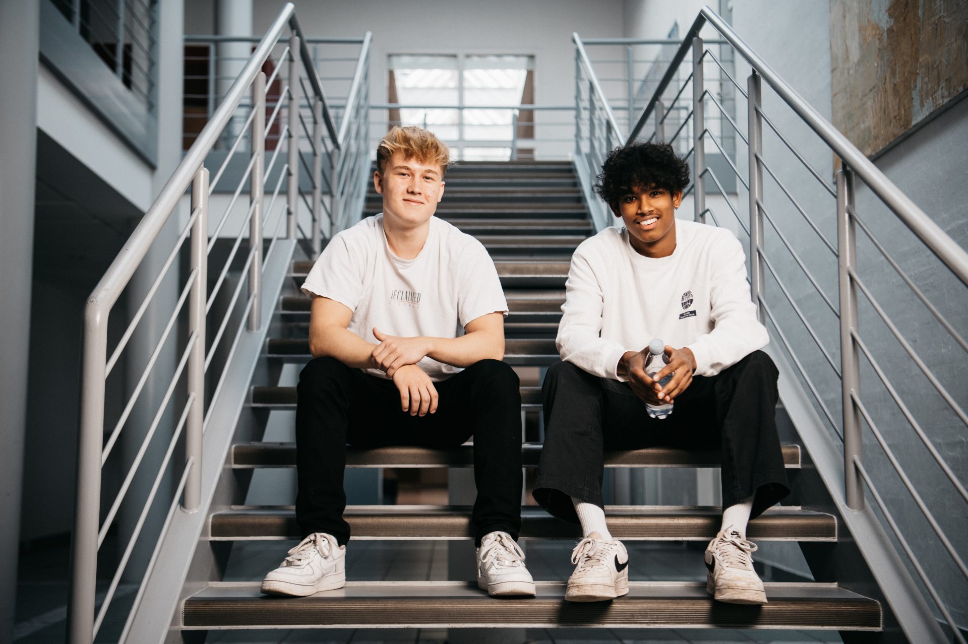 2 drenge på trappe